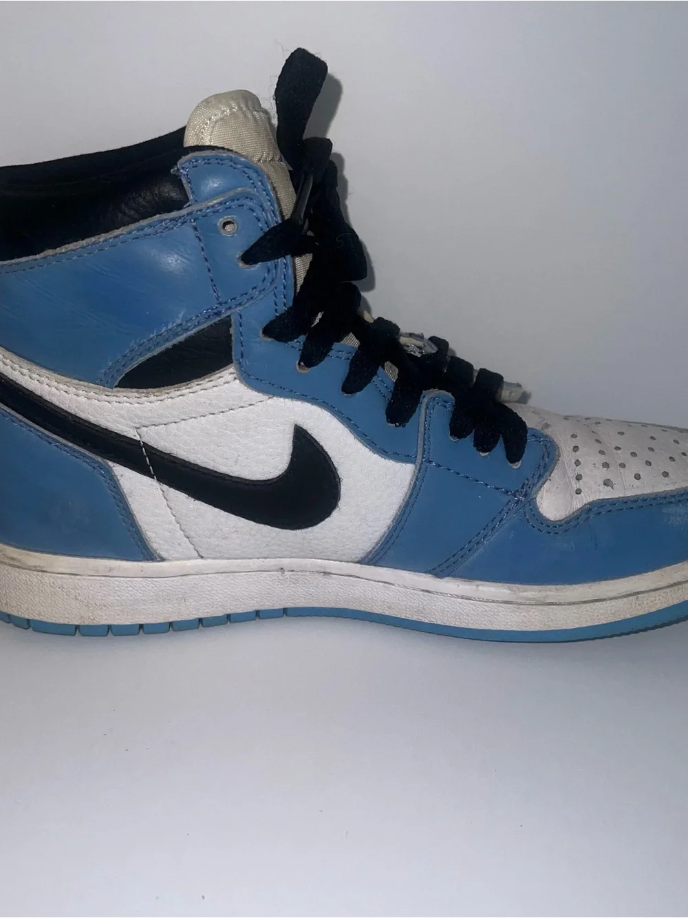 Air Jordan 1 Retro High OG University Blue 555088-134 kids (GS) size 4y Sneakers